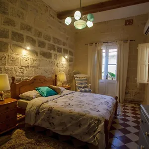 town-house-steeped-in-history.qawrahotelsmalta.org/